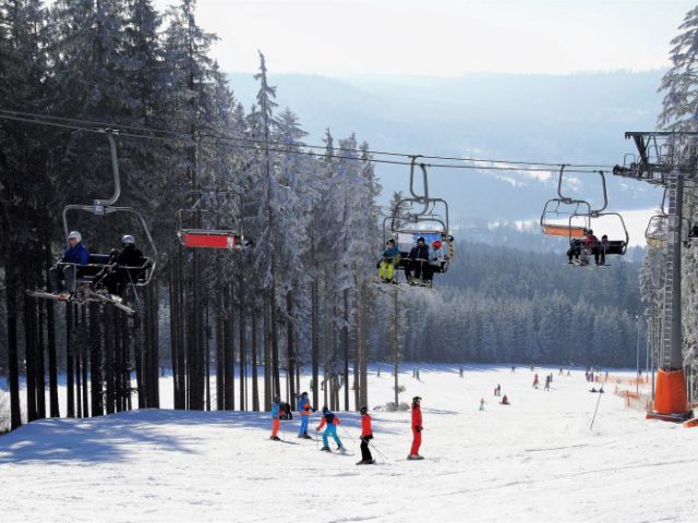 冬の魅力満載！スキーツアーで楽しむ雪山の魅力と温泉旅行